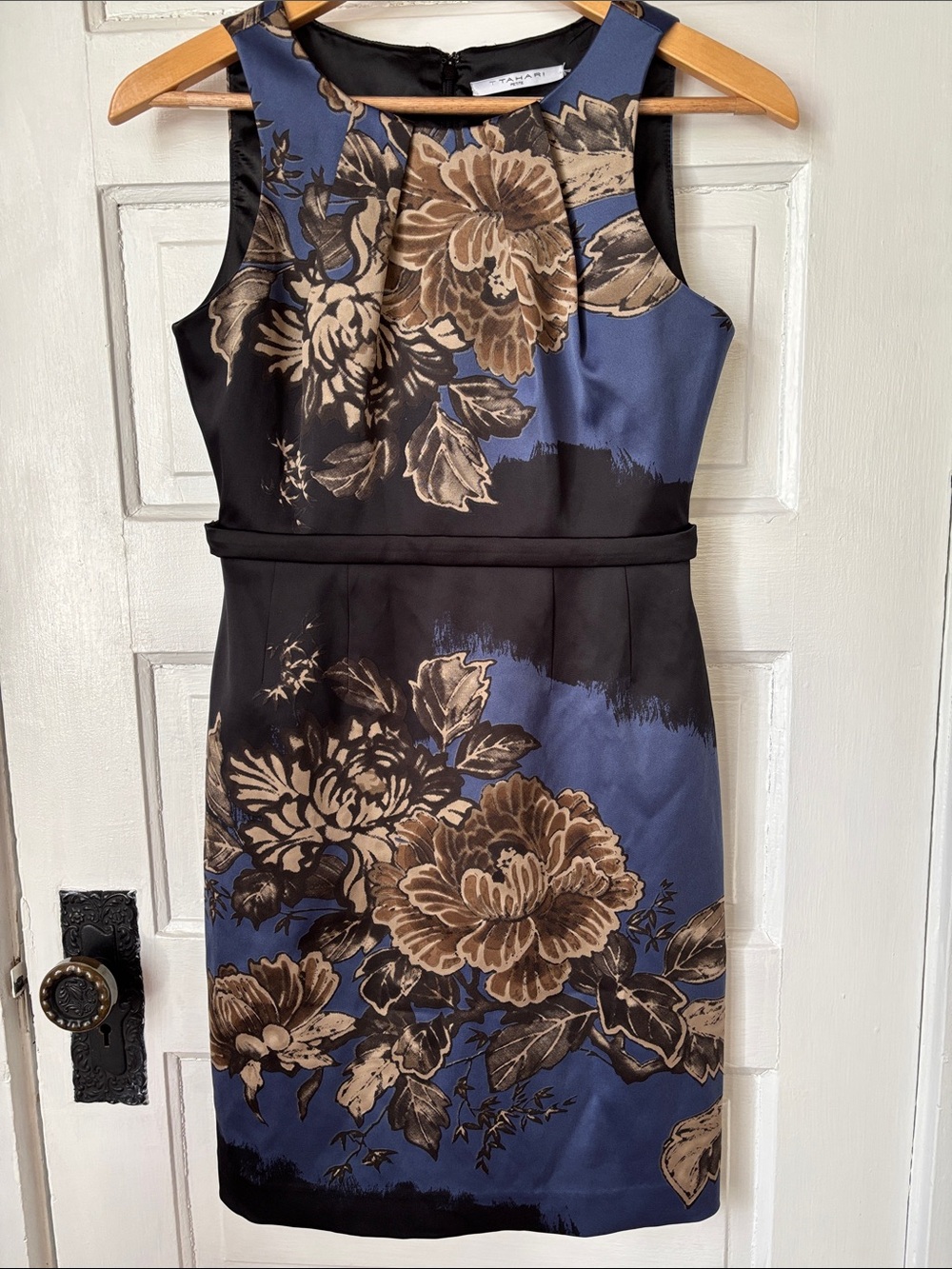 T TAHARI CORRINA SLEEVELESS FLORAL SHEATH DRESS